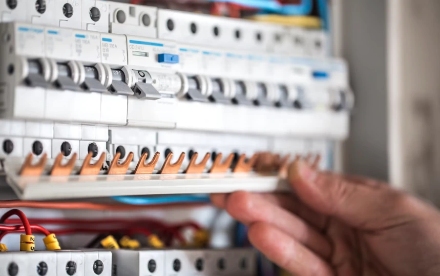 Les dépannages urgents de votre artisan électricien à Marignane sont utlra rapides