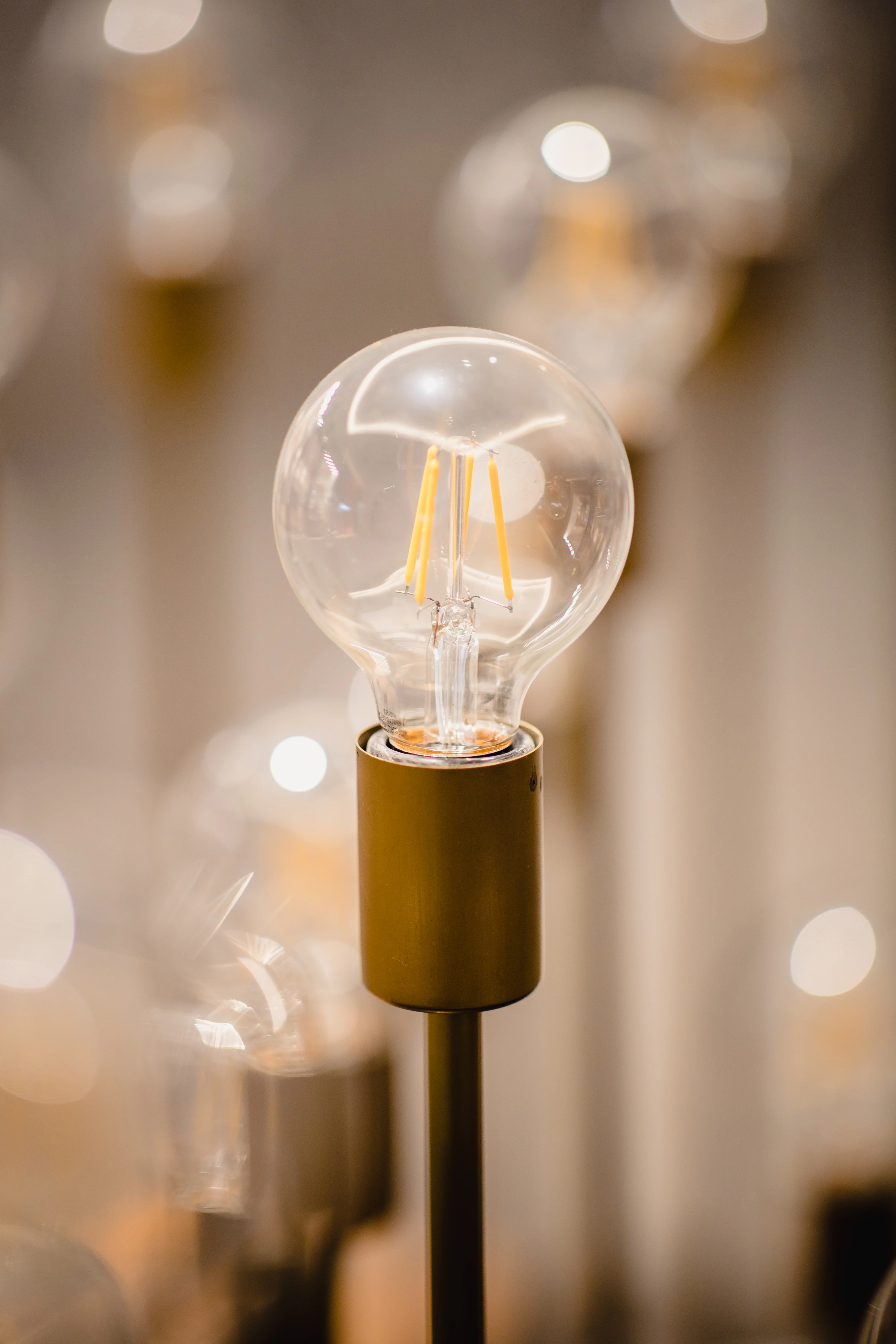 Votre artisan électricien à Marignane et respect des normes électriques pour un éclairage conforme